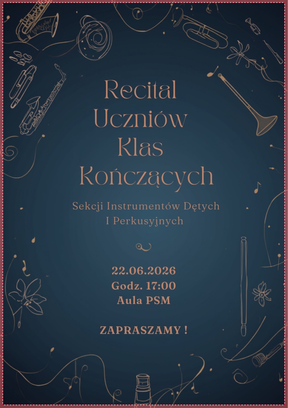 Plakat ma ciemnoniebieskie tło z delikatnymi, złotymi ilustracjami instrumentów muzycznych, takich jak trąbka, saksofon, klarnet, flet, puzon, bęben oraz nuty i elementy dekoracyjne rozmieszczone wokół krawędzi, w centralnej części plakatu znajduje się tekst w złotym kolorze: „Recital Uczniów Klas Kończących Sekcji Instrumentów Dętych i Perkusyjnych”, poniżej znajdują się szczegóły wydarzenia takie jak data, godzina, miejsce, na dole plakatu widnieje zaproszenie: „ZAPRASZAMY!”, całość utrzymana jest w eleganckim, klasycznym stylu, podkreślającym charakter muzycznego wydarzenia.