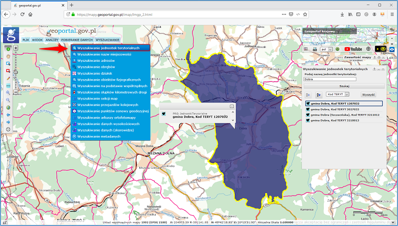 Ilustracja przedstawiająca zrzut ekranu z serwisu www.geoportal.gov.pl z zaznaczoną lokalizacją nowej wyszukiwarki wraz z podaniem przykładu wyszukania jednostki podziału terytorialnego o nazwie "Dobra".