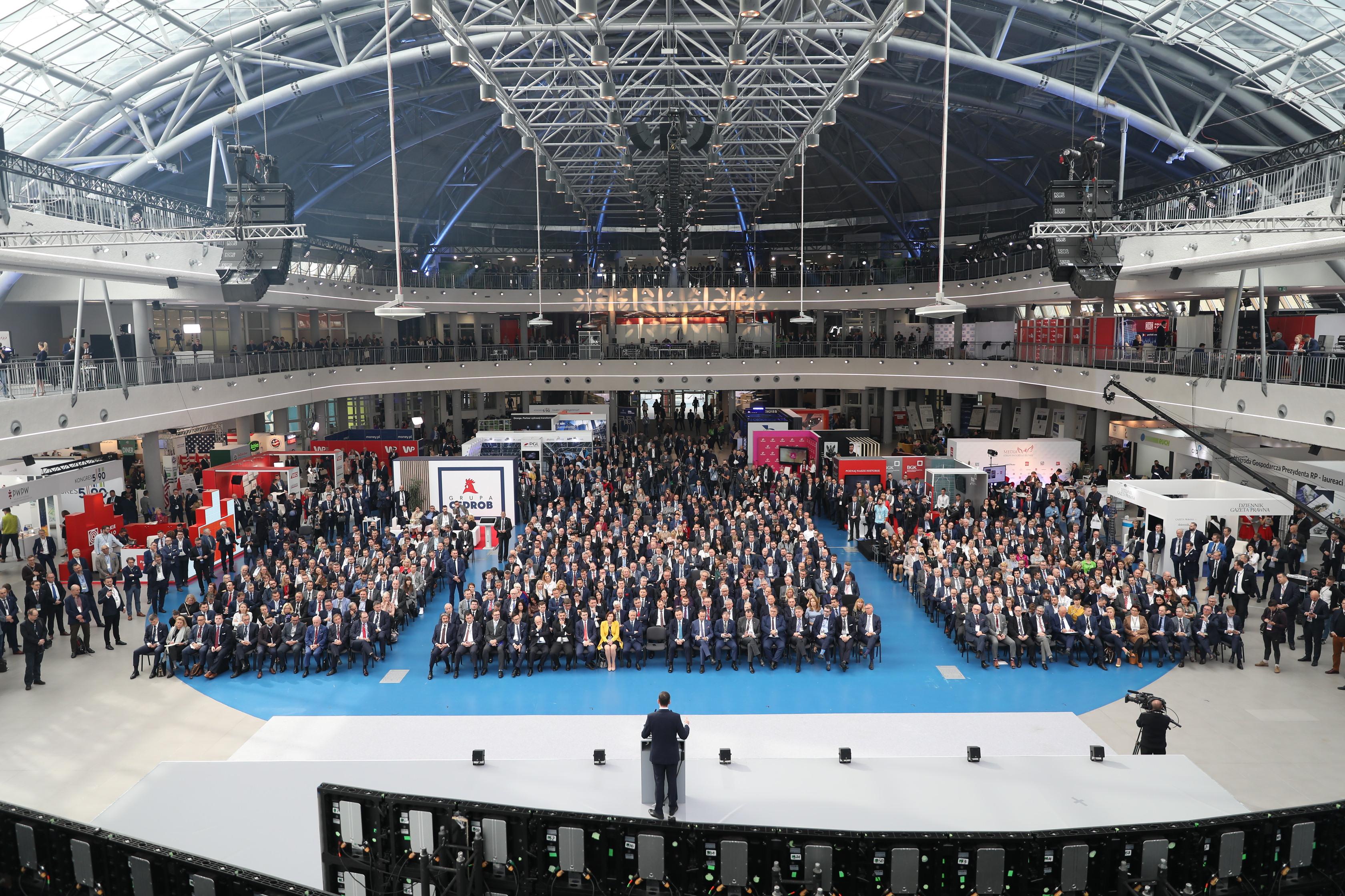 Premier Mateusz Morawiecki stoi przed tłumem ludzi zgromadzonych na kongresie 590.