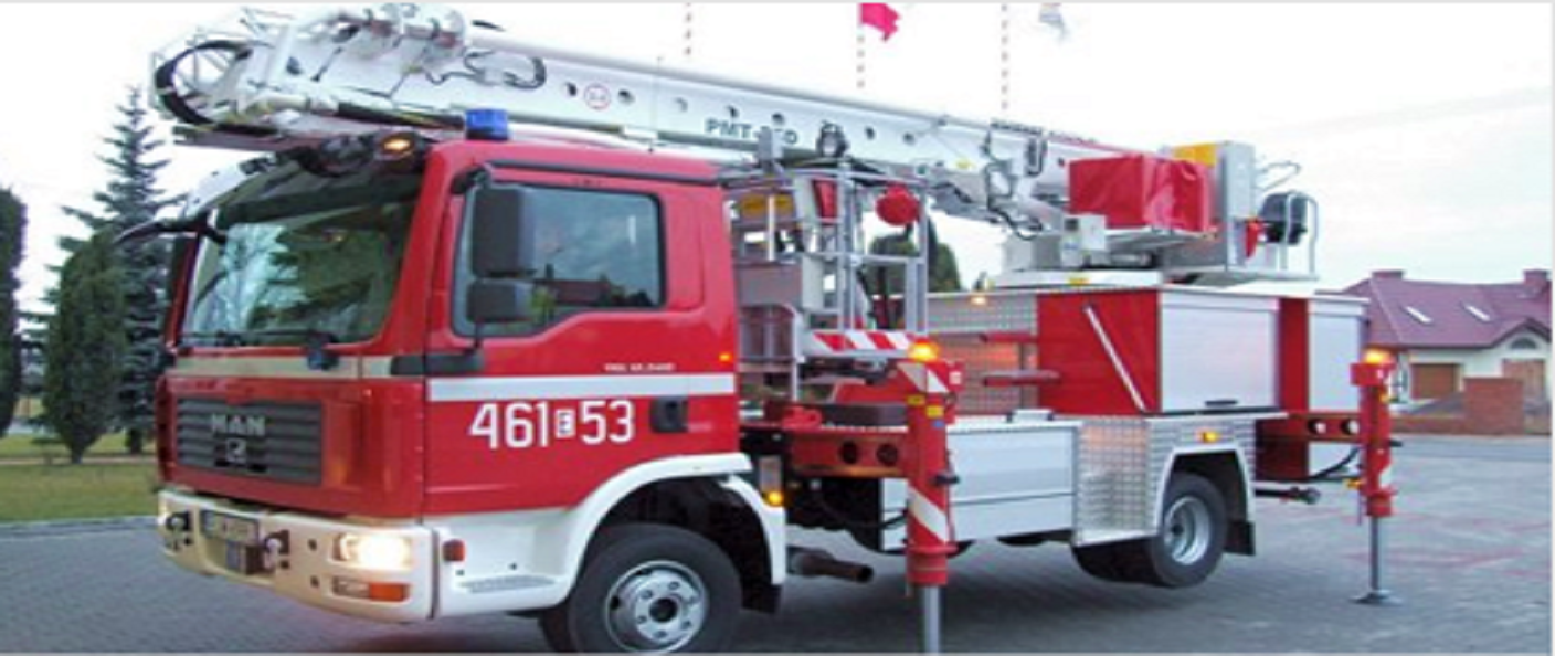 Zdjęcie przedstawia samochód pożarniczy podnośnik z parkiem drabinowym 25m na podwoziu MAN