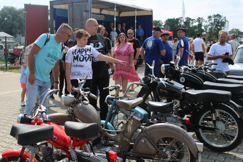 Zduńska Dąbrowa znów w rytmie klasycznej motoryzacji – VII Regionalny Zlot Starej Motoryzacji i Maszyn Rolniczych