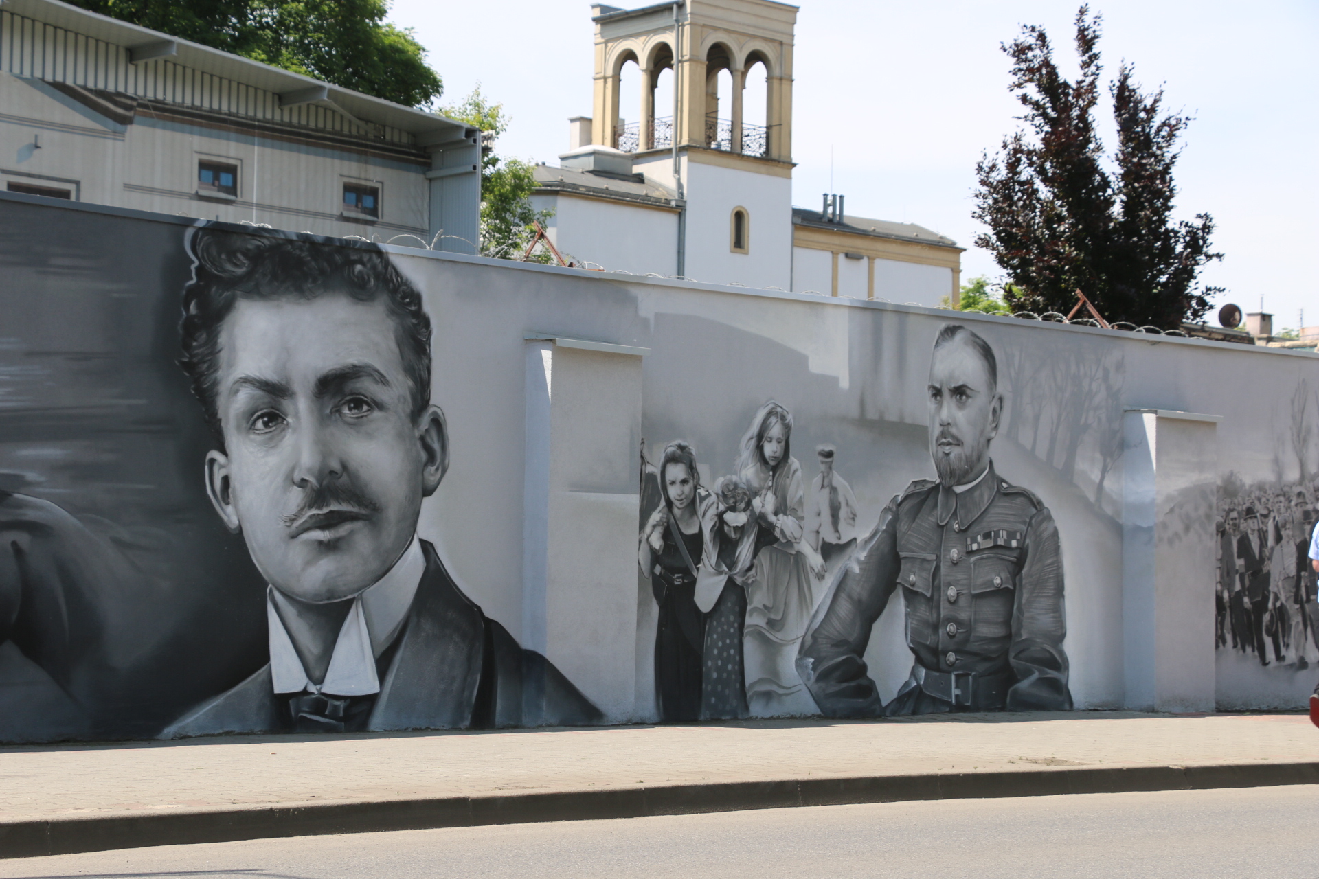 Mury spółki Rosomak - mural przedstawia wydarzenia z Powstań Śląskich, portrety dowódców i mieszkańców regionu