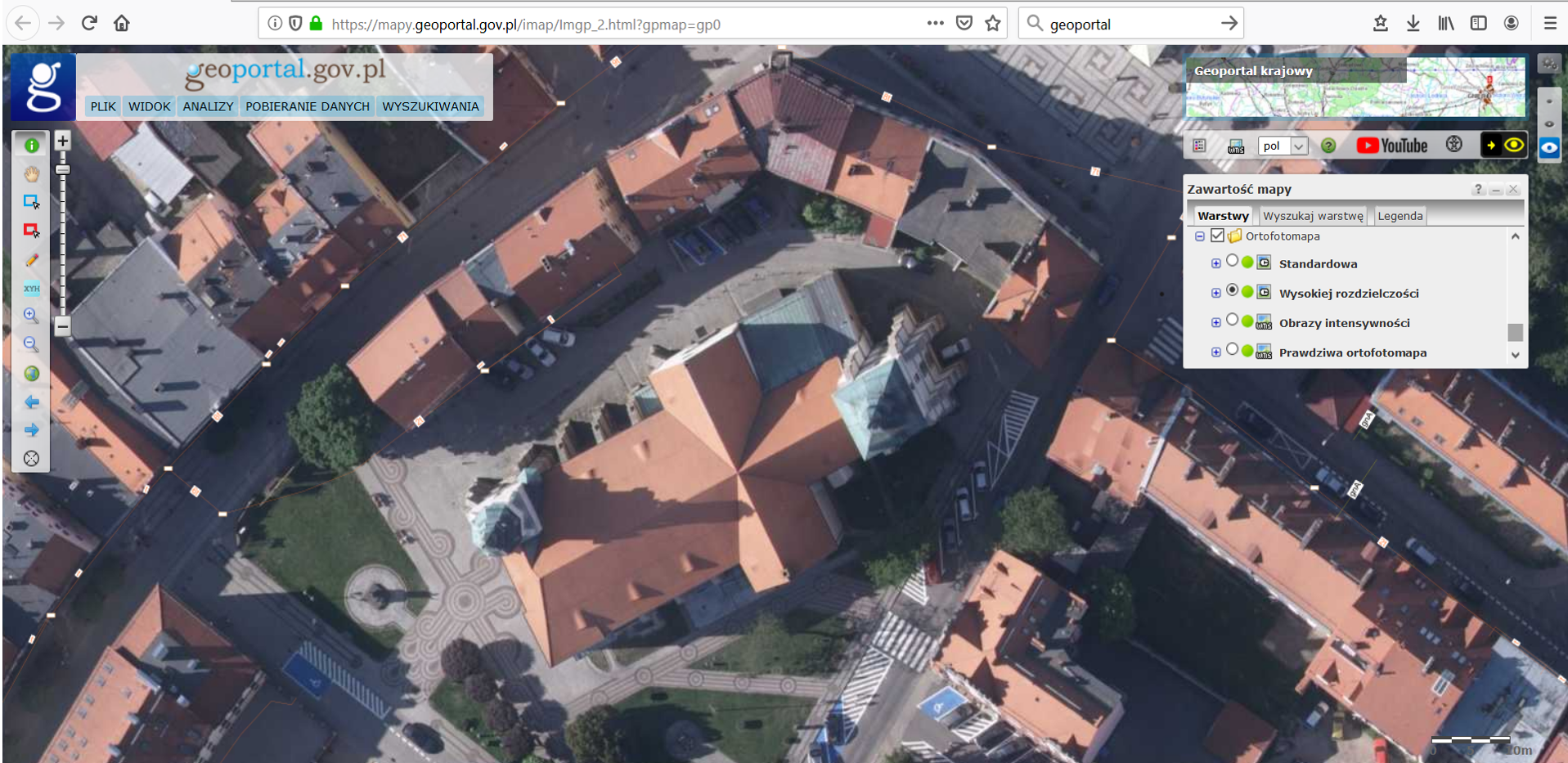 Ilustracja przedstawia zrzut ekranu z serwisu www.geoportal.gov.pl przedstawiający miasto Złotoryja w usłudze Ortofotomapa HR