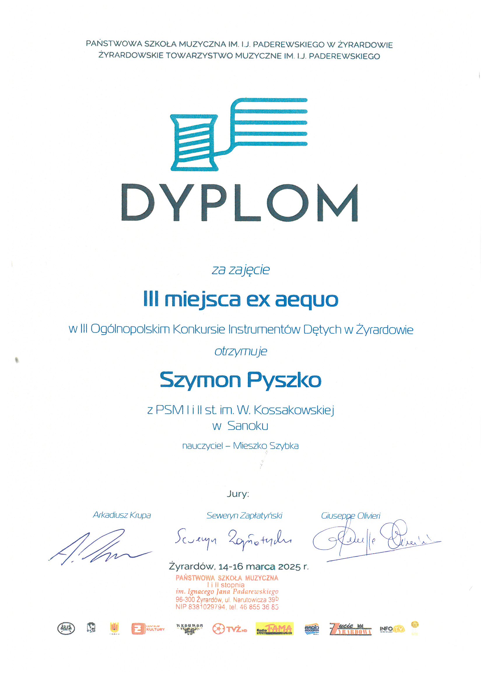 Dyplom Szymona Pyszko w konkursie w Żyrardowie.. Niebieskie logo konkursu, czarno-niebieskie litery na białym tle. Podpisy jury.