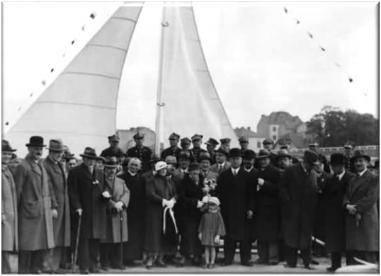 Uczestnicy uroczystości poświęcenia i wodowania strażackiej łodzi żaglowej "Tuty", która odbyła się na wiślanych bulwarach w dniu 27.05.1934 r. 