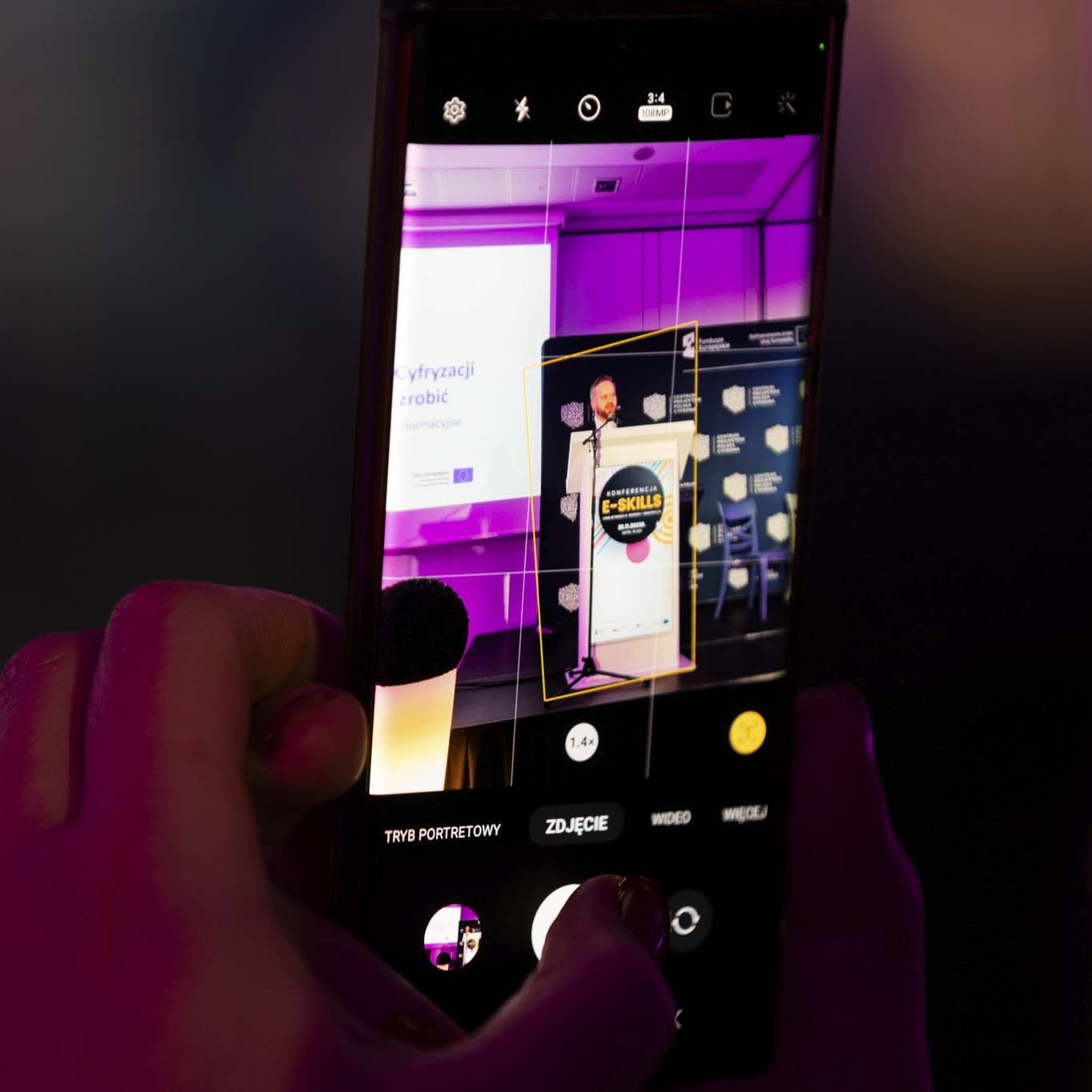 Ręce osoby trzymającej smartfon. Robi zdjęcie panu Kamilowi Gawłowi.