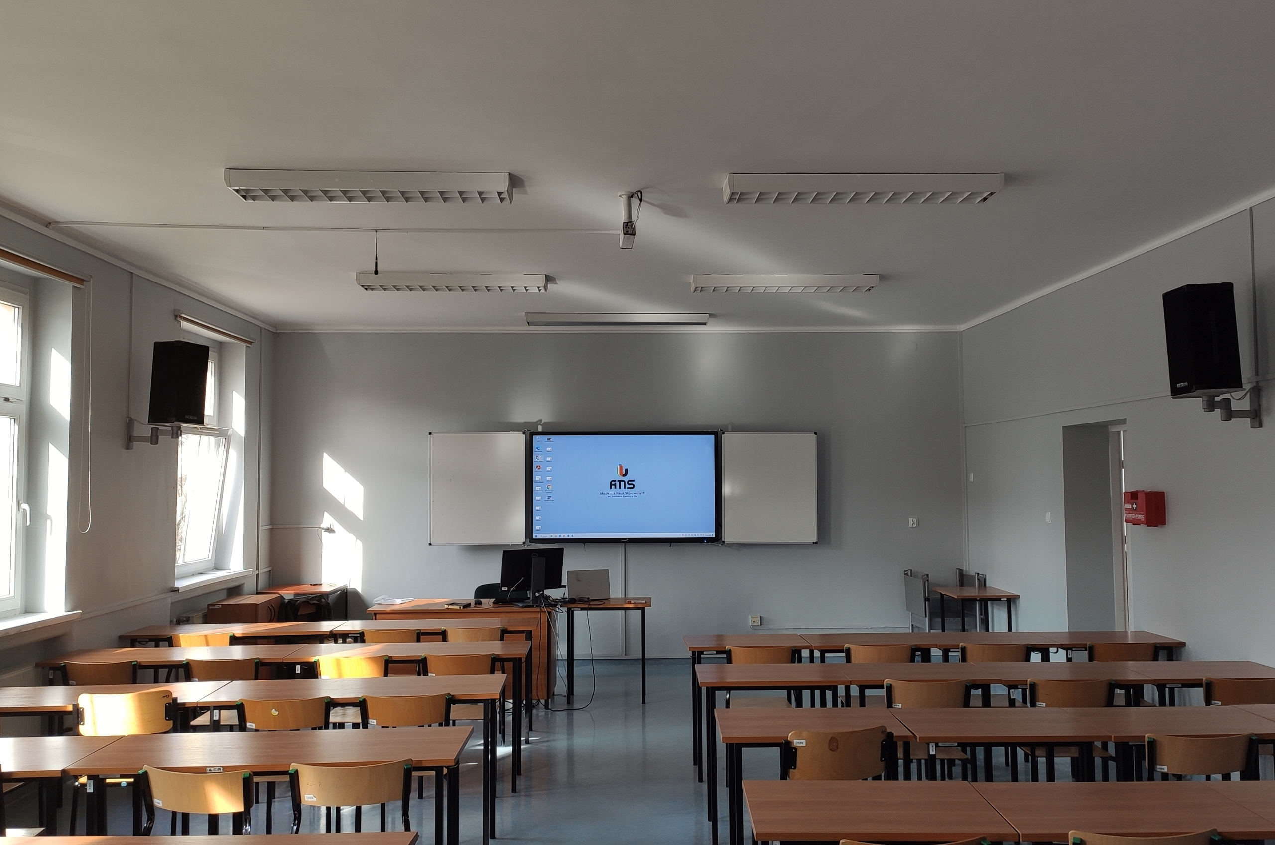 Sala wykładowa wyposażona w technologie wspierające (system pętli induktofonicznej oraz wideotransmisji)