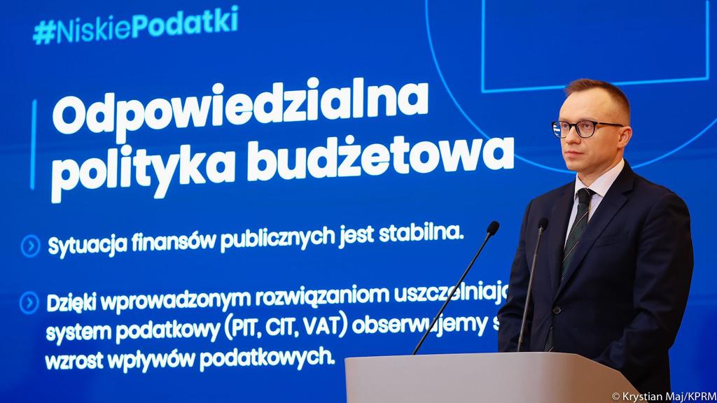 Minister Soboń przemawia podczas konferencji prasowej