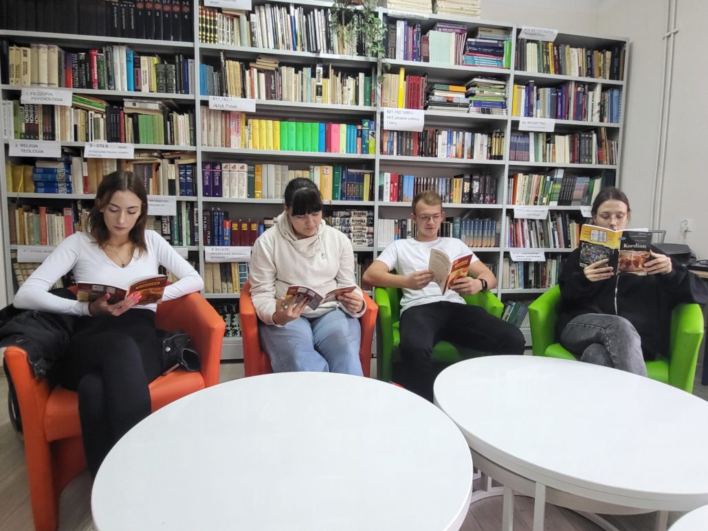 Narodowe Czytanie w ZSCKR w Zduńskiej Dąbrowie