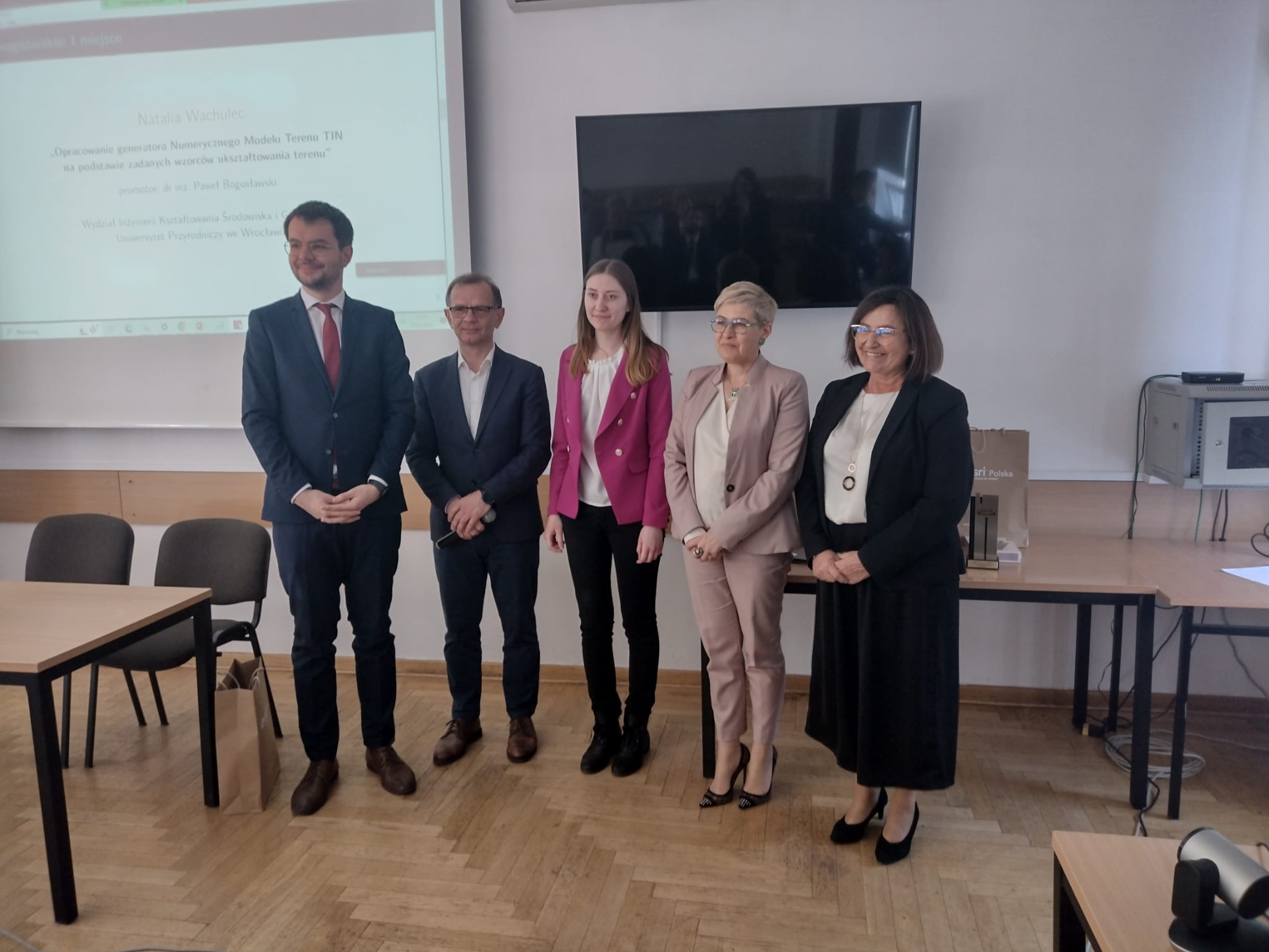 Wspólnie z Wiceminister Nauki i Szkolnictwa Wyższego profesor Marią Mrówczyńską oraz Prezesem Stowarzyszenie Geodetów Polskich dr. hab. inż. Januszem Wal, Główny Geodeta Kraju Alicja Kulka uhonorowała laureatów statuetkami i zestawami upominków Głównego Urzędu Geodezji i Kartografii. 