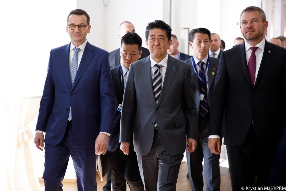 Premier Mateusz Morawiecki i premier Japonii oraz premier Słowacji idą.