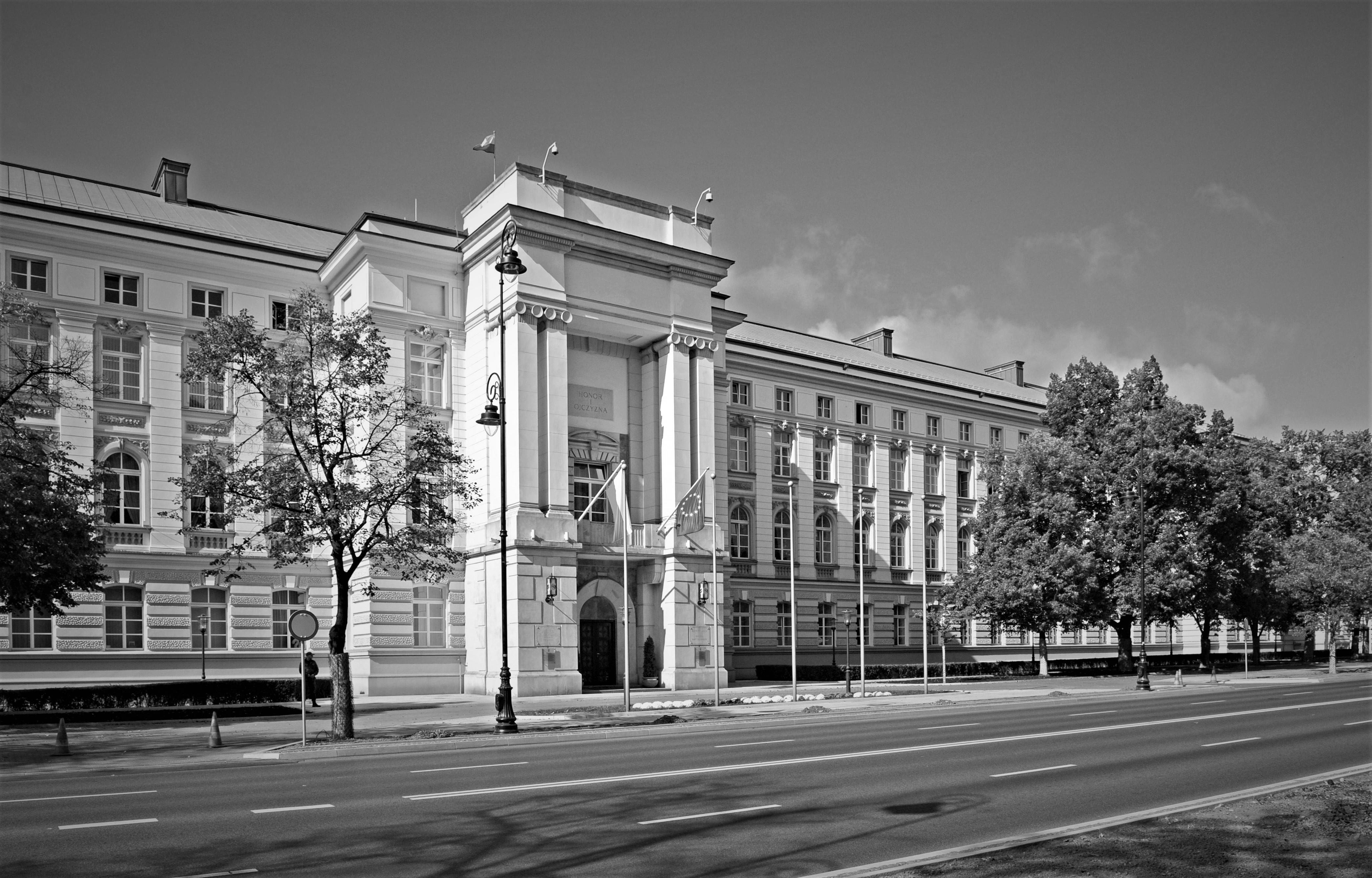 Czarno-białe zdjęcie budynku KPRM.