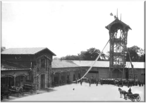 Ćwiczenia strażackie na terenie koszar przy nieistniejącej już dziś drewnianej wspinalni. Fotografia z ok. 1900 r. 