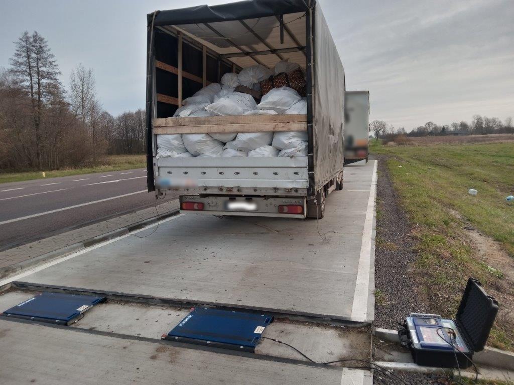 Odzież w workach w przestrzeni ładunkowej busa