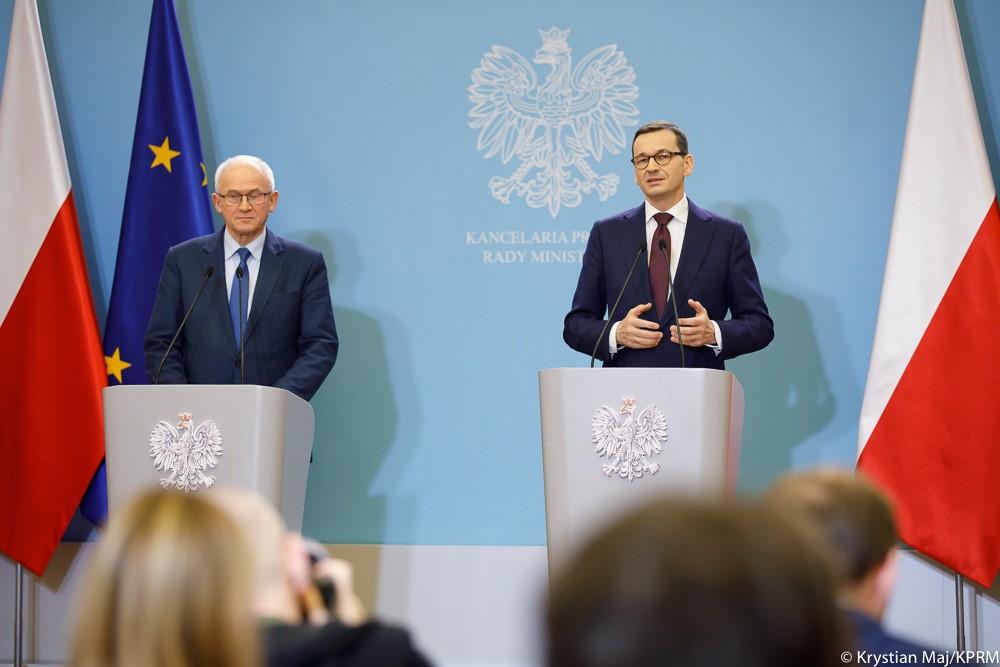 Premier Mateusz Morawiecki i minister energii Krzysztof Tchórzewski podczas konferencji prasowej.