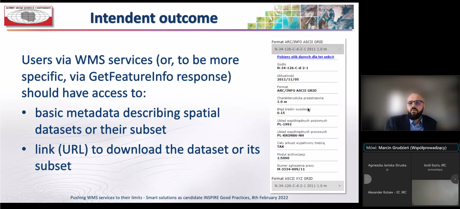 Zrzut ekranu z programu do prowadzenia konferencji online. Po lewej stronie fragment prezentacji przedstawiający informacje o usługach WMS GUGiK, a po prawej prowadzący spotkanie.