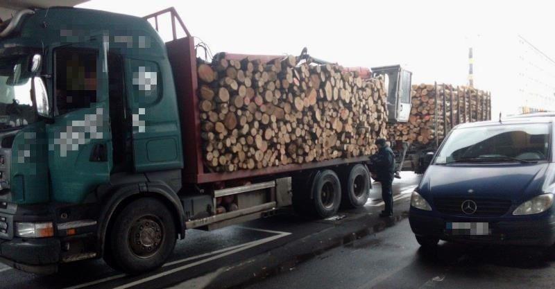 Zbyt ciężki transport drewna z częściowo źle rozmieszczonym ładunkiem.