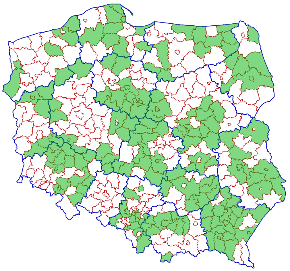 Ilustracja przedstawiająca mapę polski zawierającą granice administracyjne województw i powiatów. Kolorem zielonym zostały zaznaczone powiaty, które uruchomiły odbieranie zawiadomień elektronicznych o zmianach w Księgach Wieczystych.
