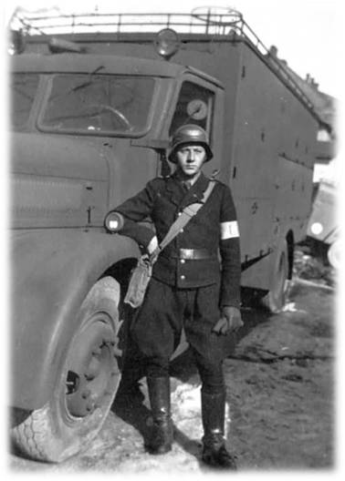 Jan Kwieciński w mundurze LHD na niemieckiego pożarniczego Opla, zdjęcie z okresu okupacji. 