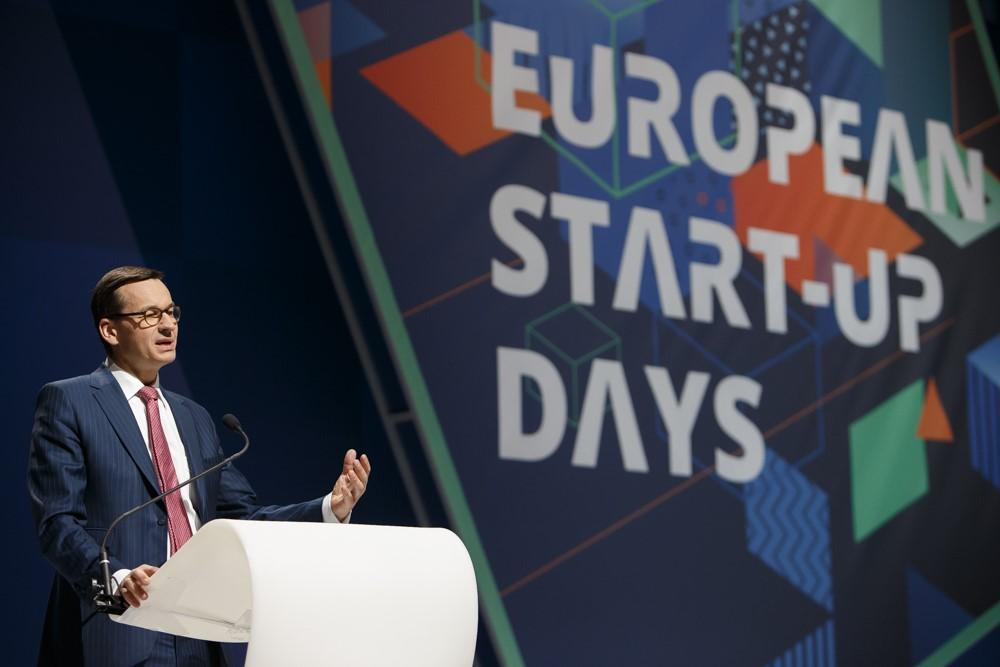 Premier Mateuz Morawiecki przemawia.