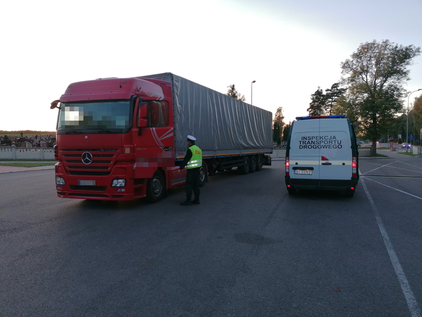 Inspektor przy kabinie ciężarówki w miejscu kontroli