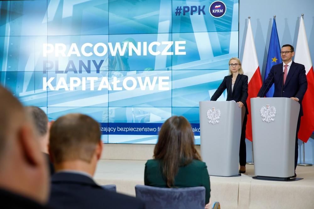 Premier Mateusz Morawiecki i minister Teresa Czerwińska stoją przy mównicach.