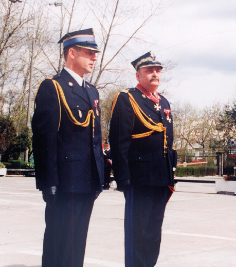 Zdjęcie przedstawia przekazanie obowiązków komendanta wojewódzkiego.