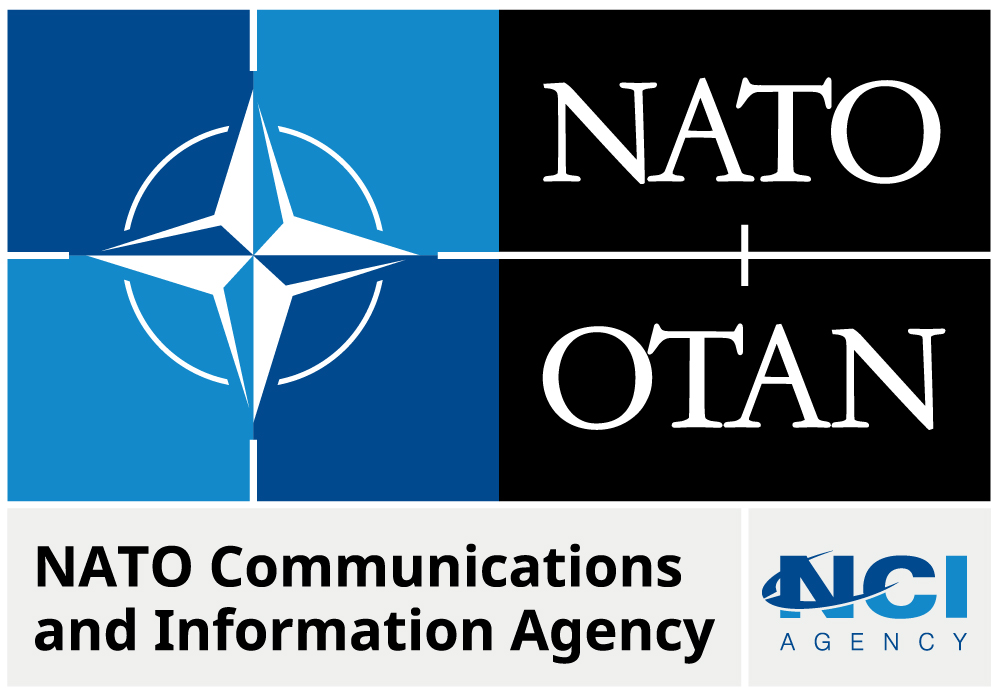 Po lewej stronie gwiazda otoczona kołem na niebieskim tle, po prawej stronie napis Nato Otan. Na dole napis Nato Communications and Informations Agency