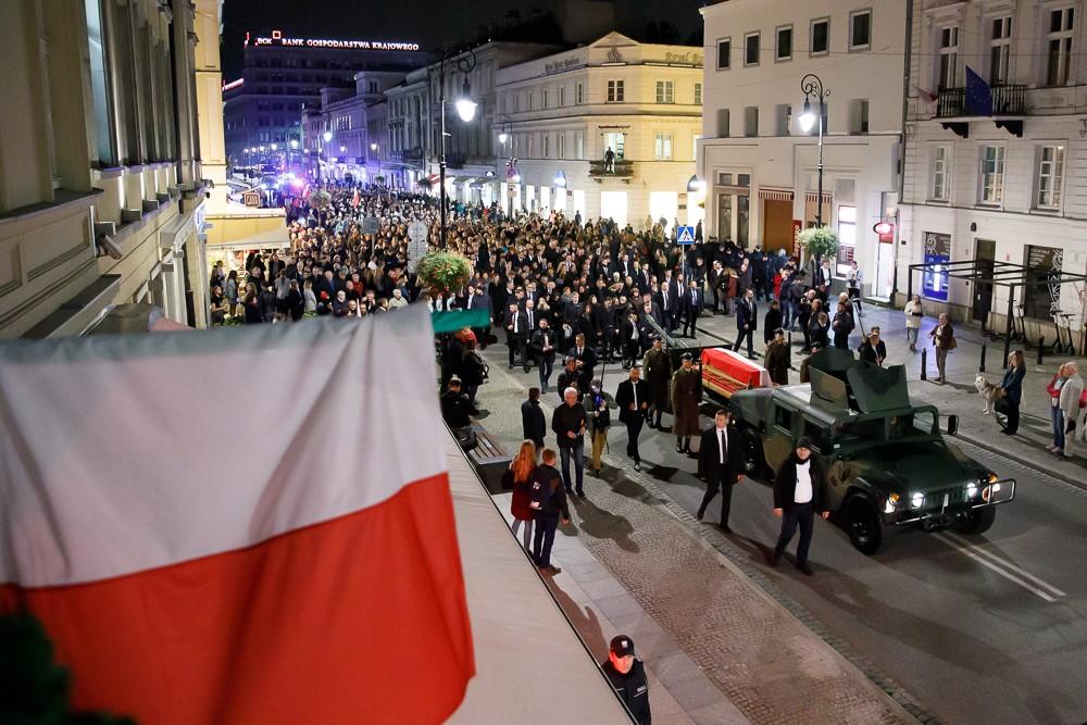 Przemarsz konduktu żałobnego.