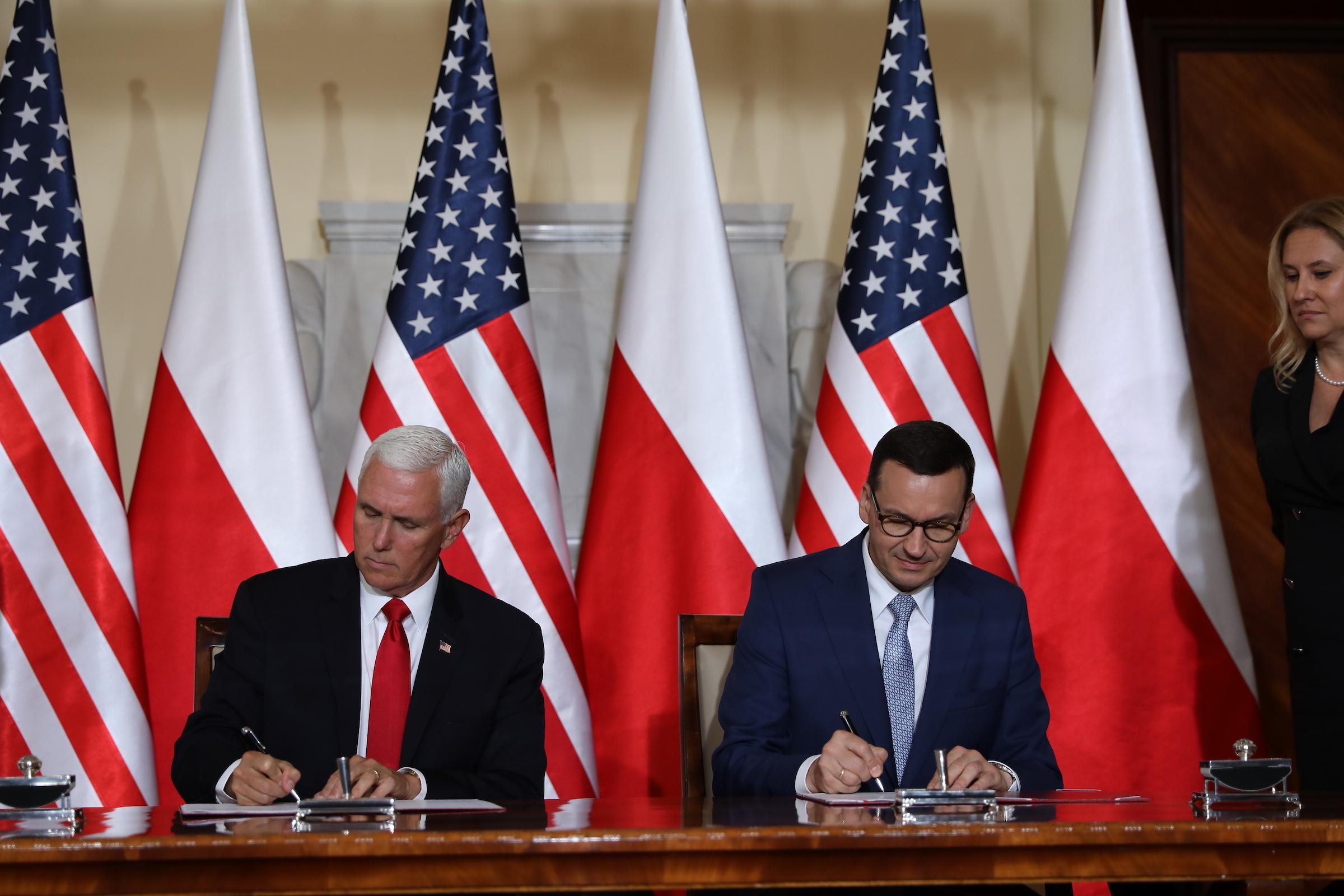 Premier Mateusz Morawiecki i wiceprezydent USA Mike Pence podpisują deklarację. 
