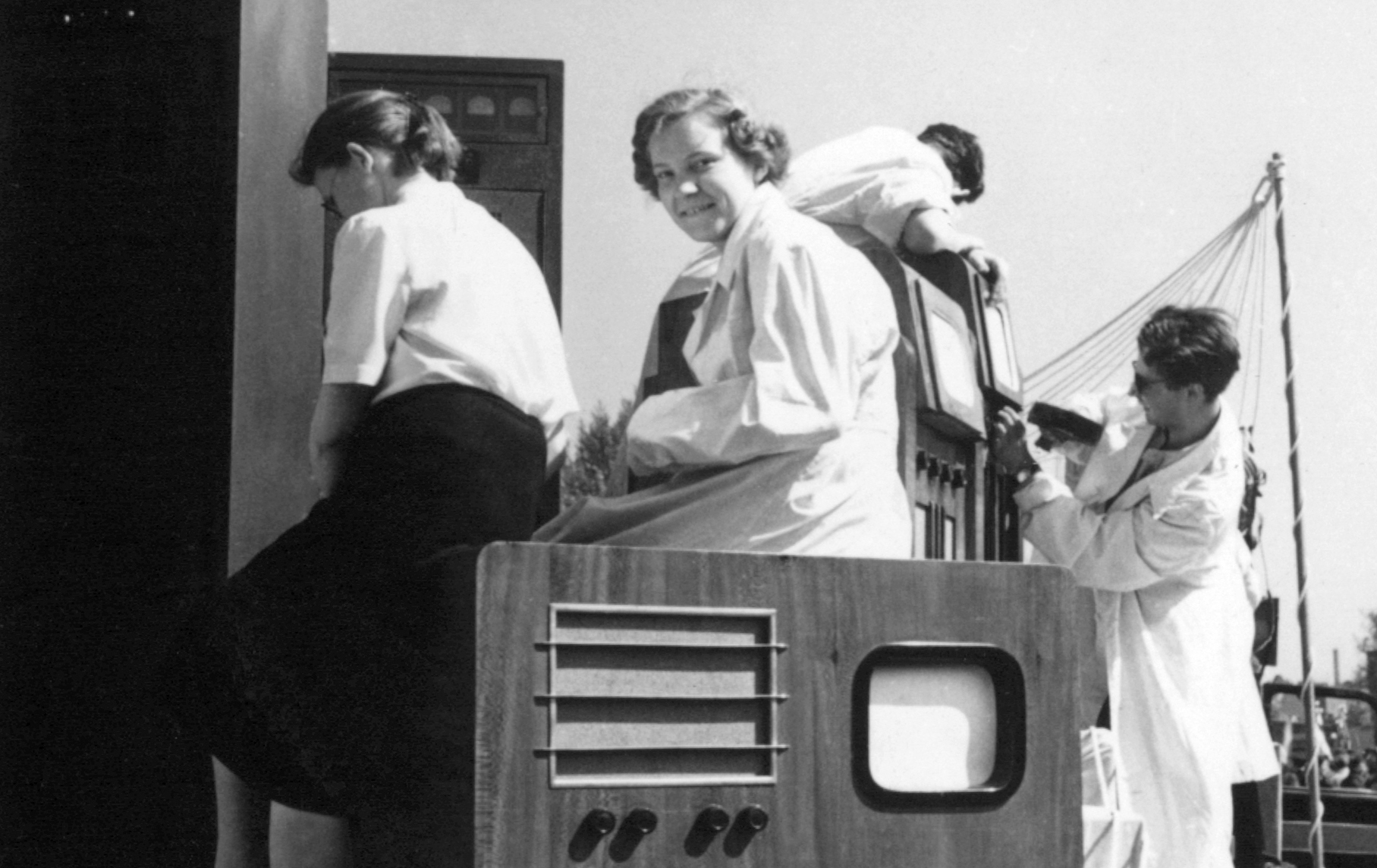 Wanda Trzebunia i telewizor podczas ulicznej parady