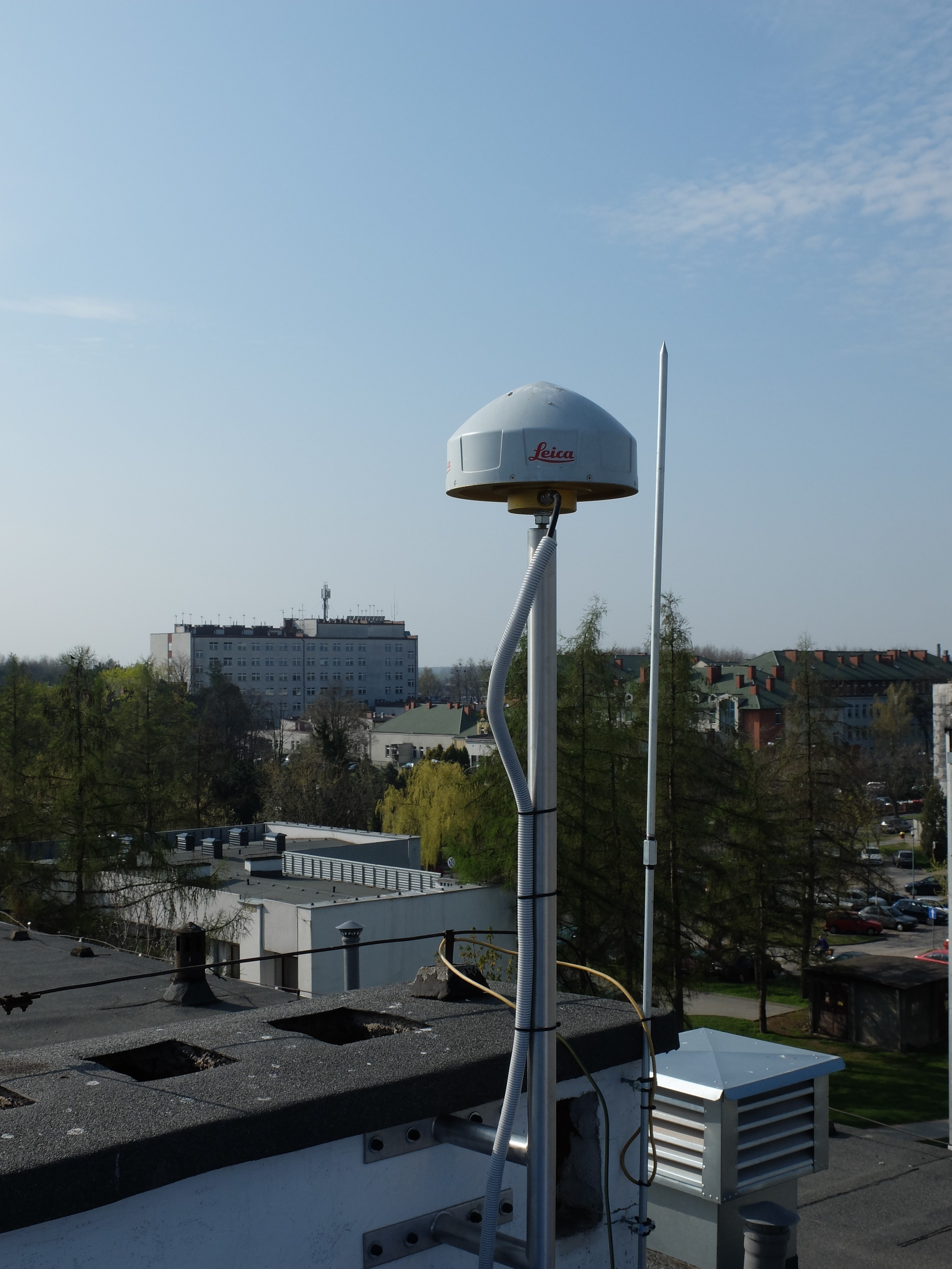 Zdjęcie przedstawia maszt anteny GNSS stacji referencyjnej systemu ASG-EUPOS w Mielcu