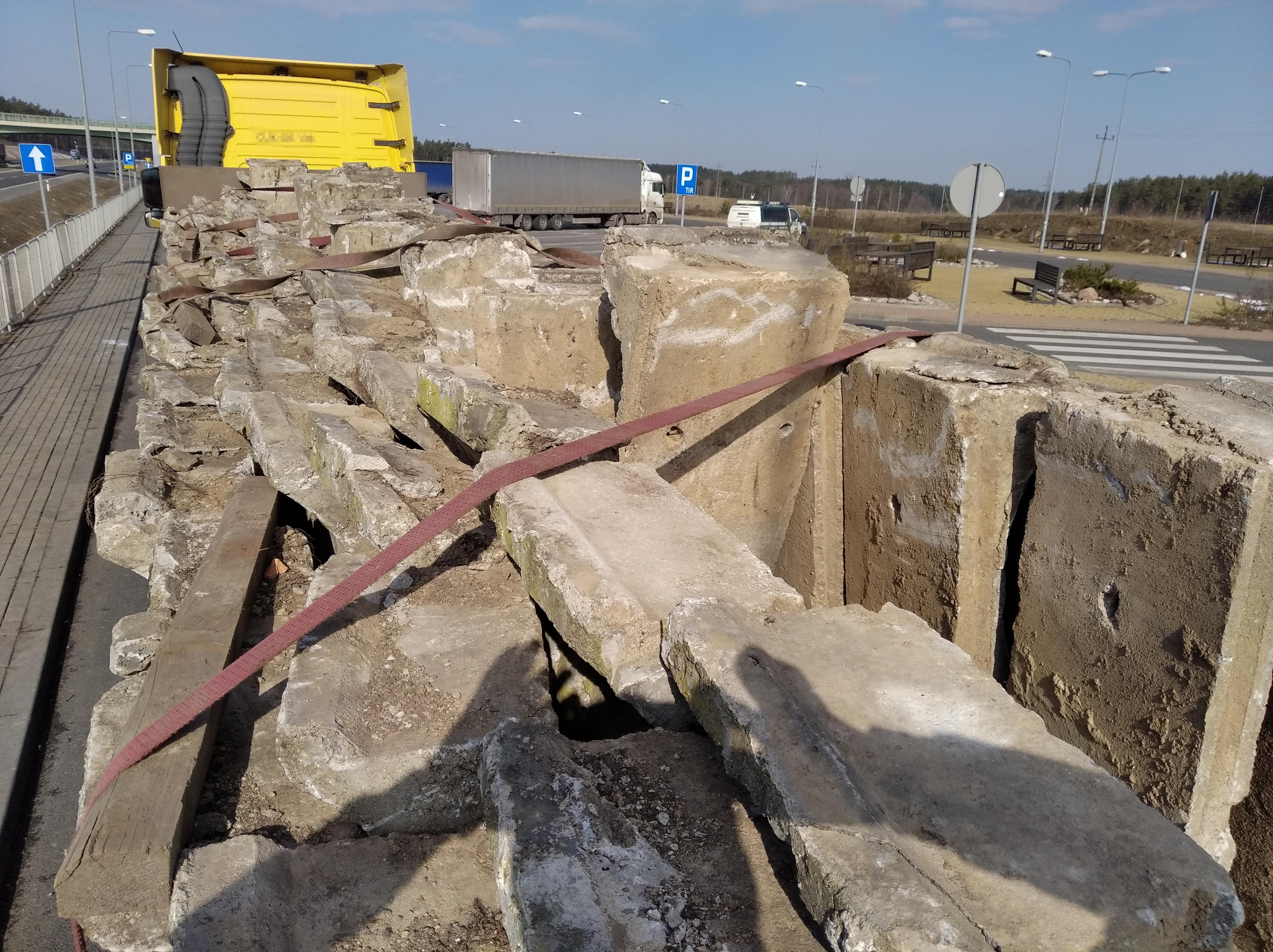 Elementy peronu na naczepie 