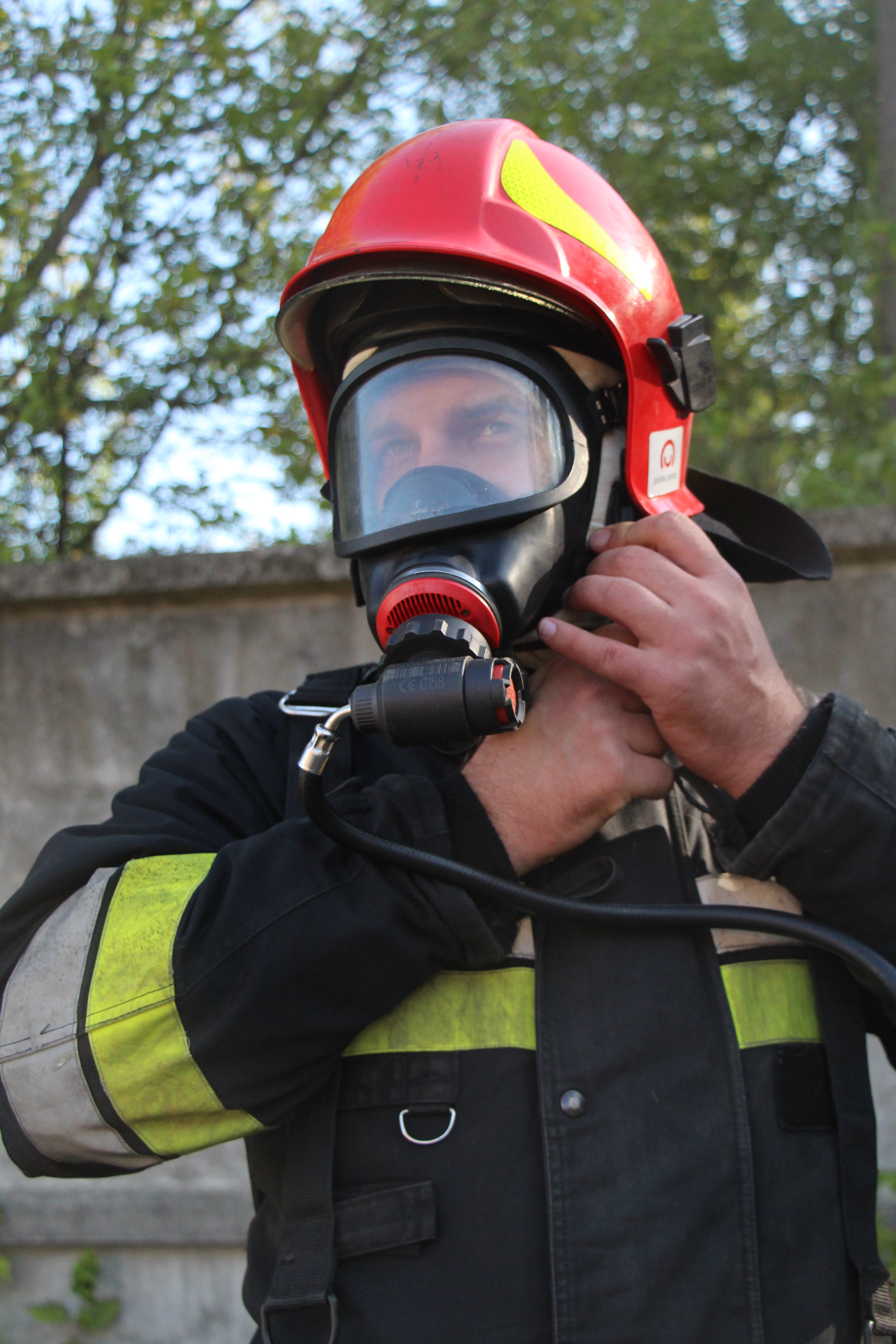 ukraiński ratownik instruktor w stroju do uczestniczenia w ćwiczeniach