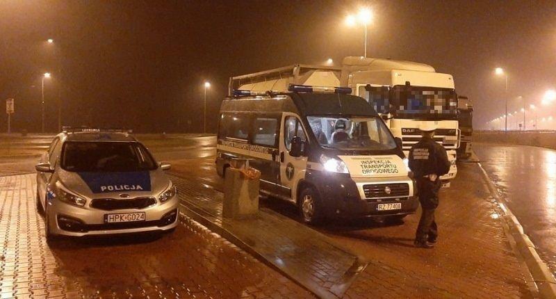 Radiowóz ITD i policji oraz ciężarówka w miejscu kontroli