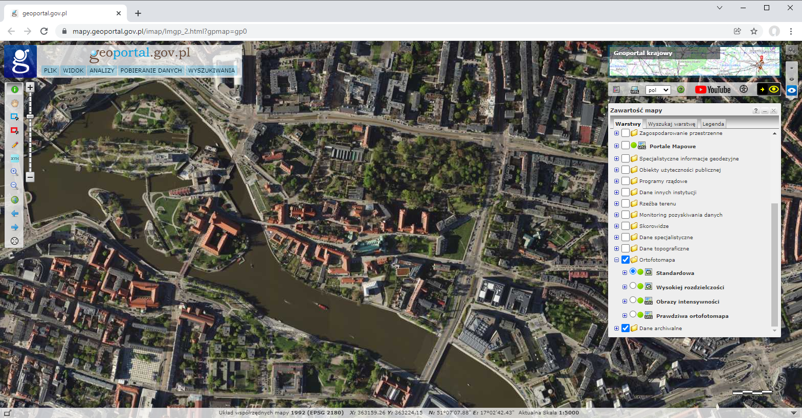 Rysunek przedstawia zrzut ekranu z serwisu www.geoportal.gov.pl prezentujący ortofotomapę dla miasta Wrocławia.