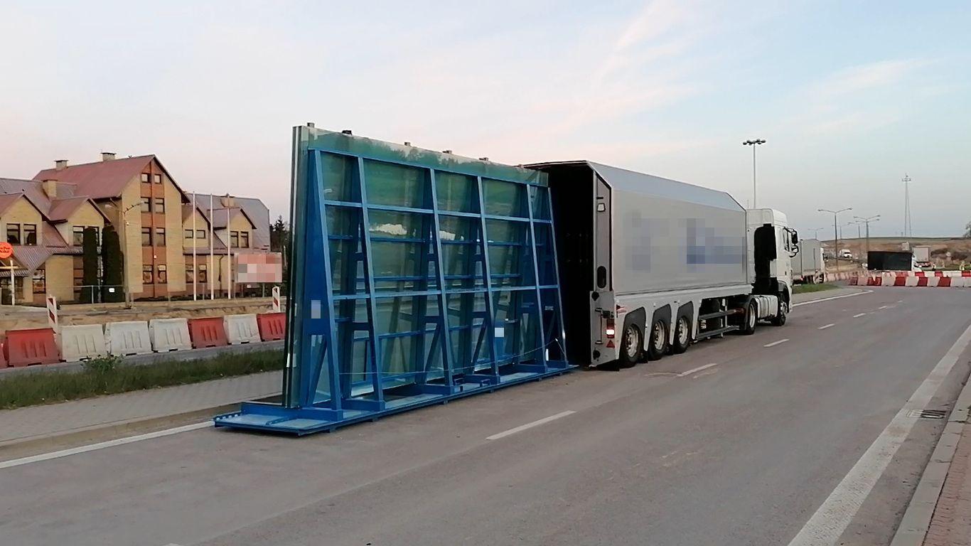 Przeładowana ciężarówka przewoziła tafle szkła na Litwę.