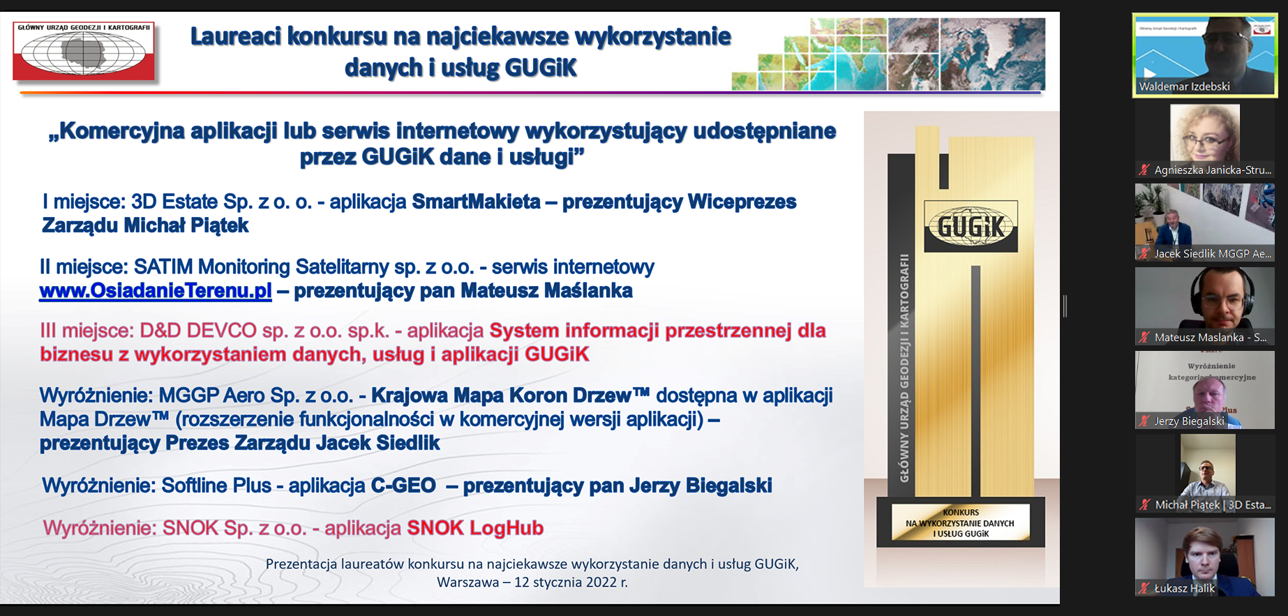 Zrzut ekranu z oprogramowania ZOOM. Po lewej stronie lista laureatów, po prawej stronie Główny Geodeta Kraju dr hab. inż. Waldemar Izdebski ze zwycięzcami podczas konferencji.