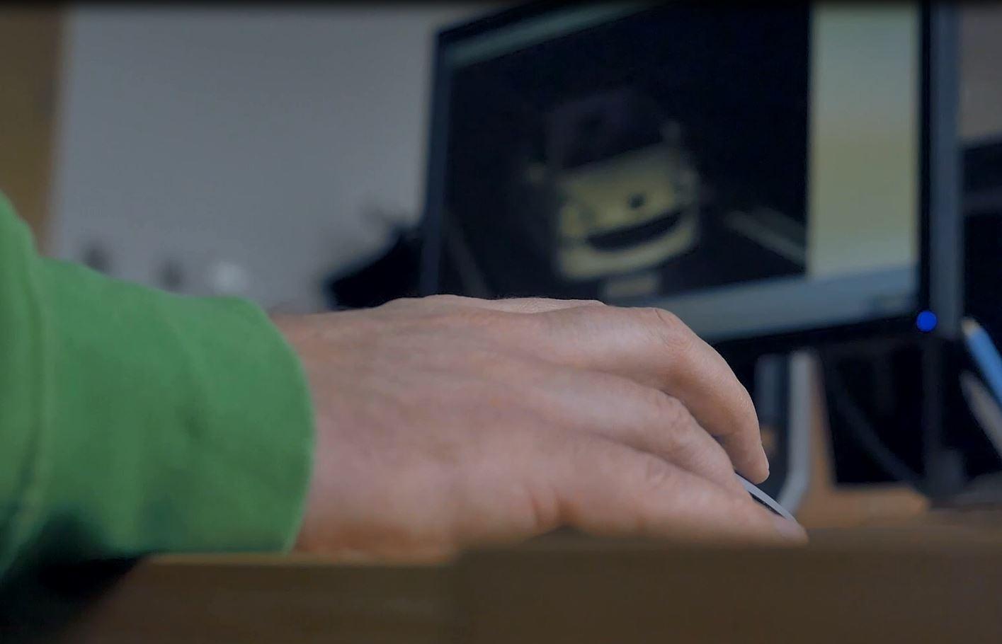 Dłoń na tle ekranu monitora ze zdjęciem z fotoradaru