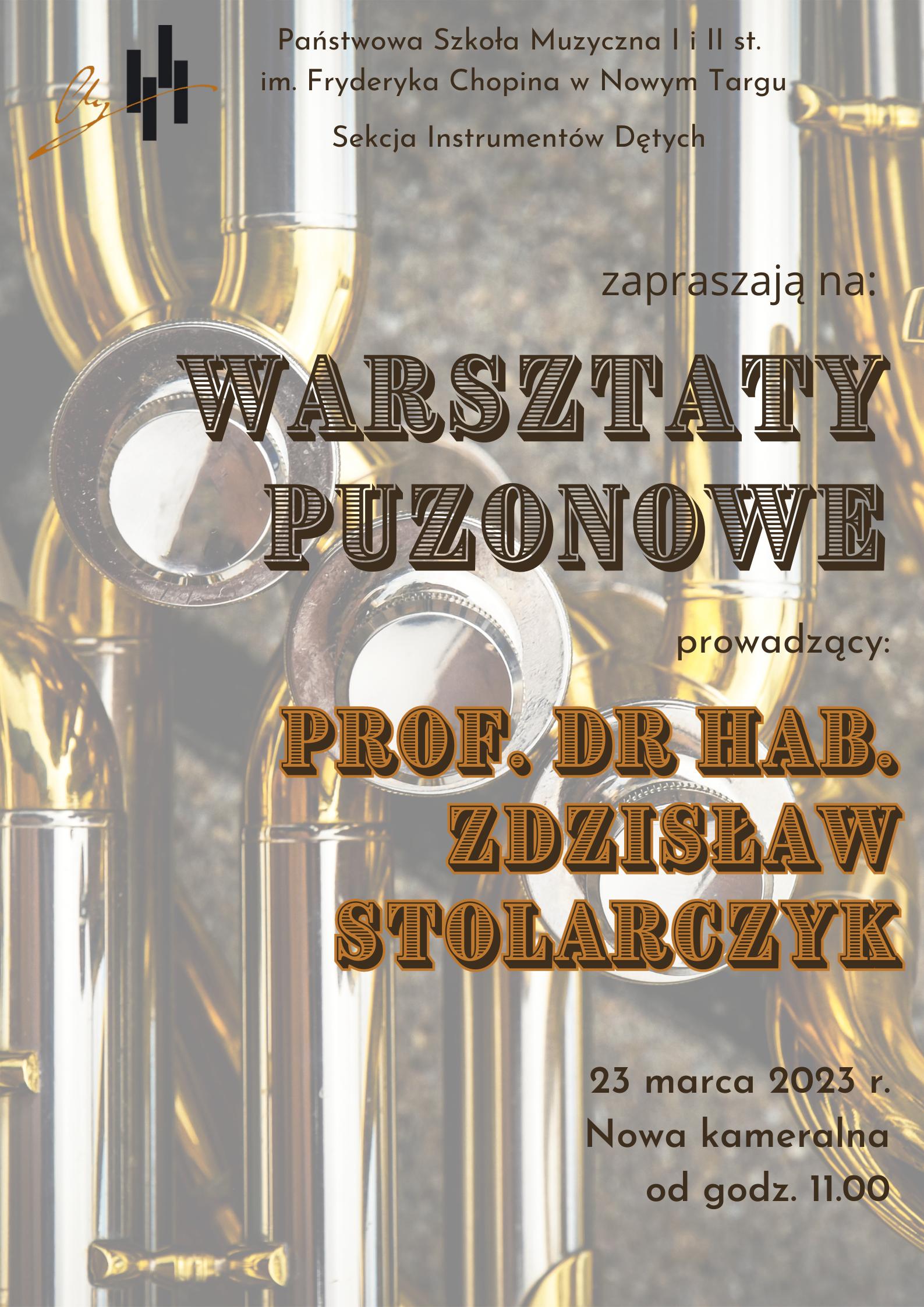 W tle fragment puzonu. W górnym lewym roku logo szkoły. Na środku brązowy napis informujący o warsztatach puzonowych oraz dane prowadzącego warsztaty. W dolnym prawym rogu miejsce, data i godzina warsztatów.