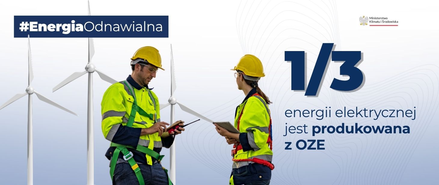 na grafice po prawej stronie widoczny są inżynierowie instalacji OZE (kobieta i mężczyzna) na tle wiatraków. Po prawej stronie widnieje napis: 1/3 energii elektrycznej jest produkowana z OZE. 