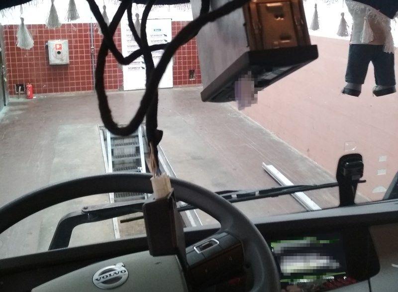 Kabina ciężarówki z wyjętym tachografem