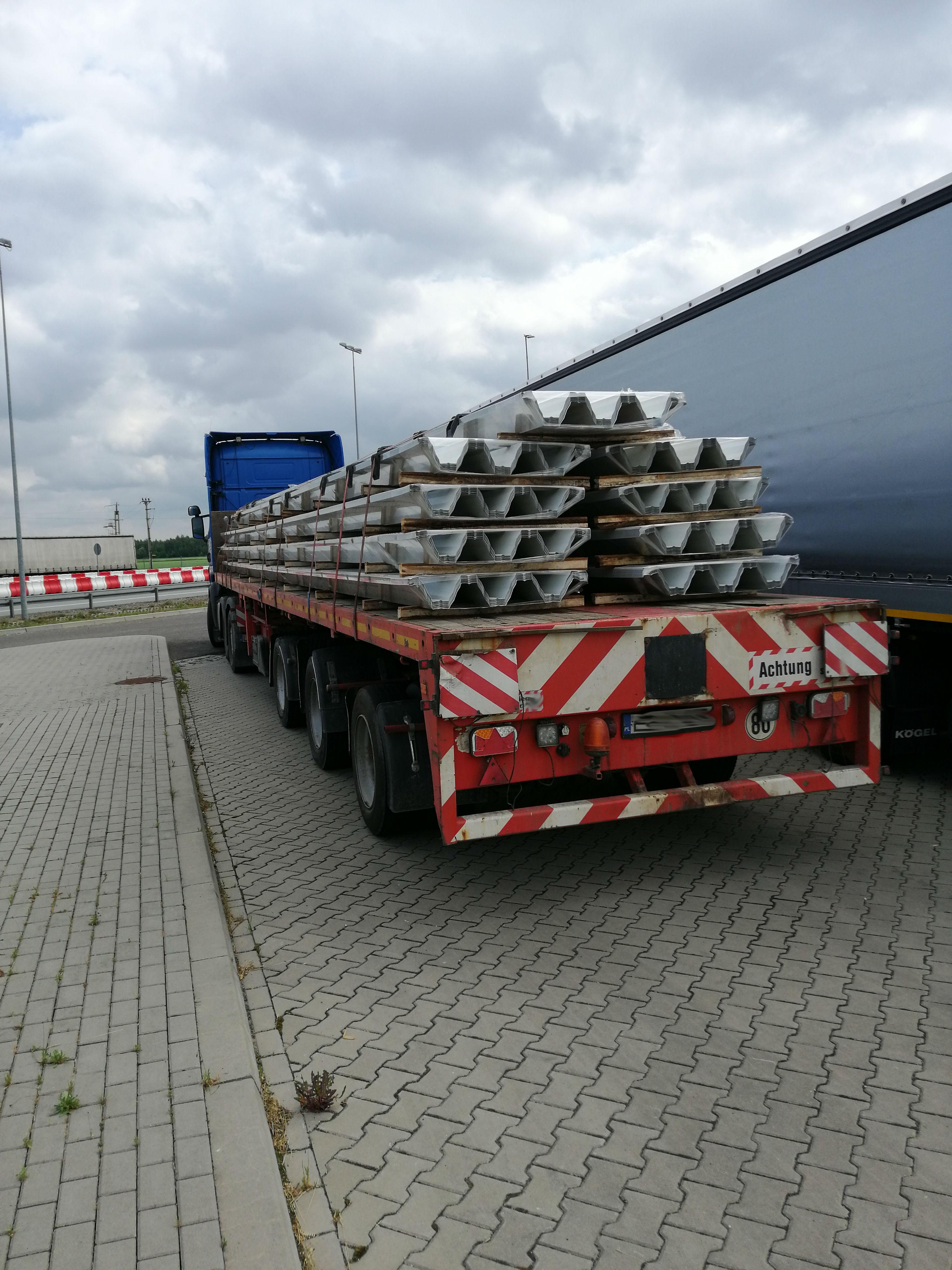 Naczepa z płytami betonowymi