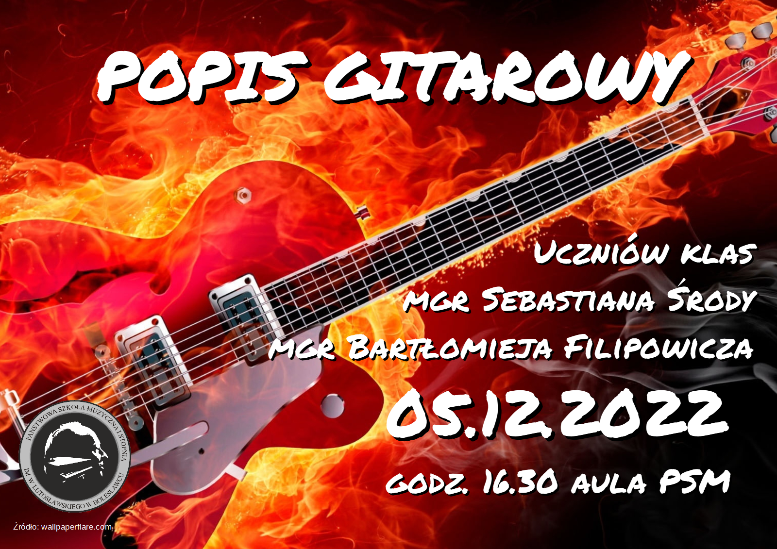 Grafika w ciemnoczerwonej kolorystyce przedstawiająca w aurze płomieni gitarę elektryczną. W lewym dolnym rogu znajduje się logo Państwowej Szkoły Muzycznej I stopnia im. W. Lutosławskiego w Bolesławcu. Na grafice znajdują się napisy w kolorze białym o treści: popis gitarowy uczniów klas Sebastiana Środy oraz Bartłomieja Filipowicza odbędzie się 5 grudnia 2022 r. o godz. 16.30 w auli PSM.