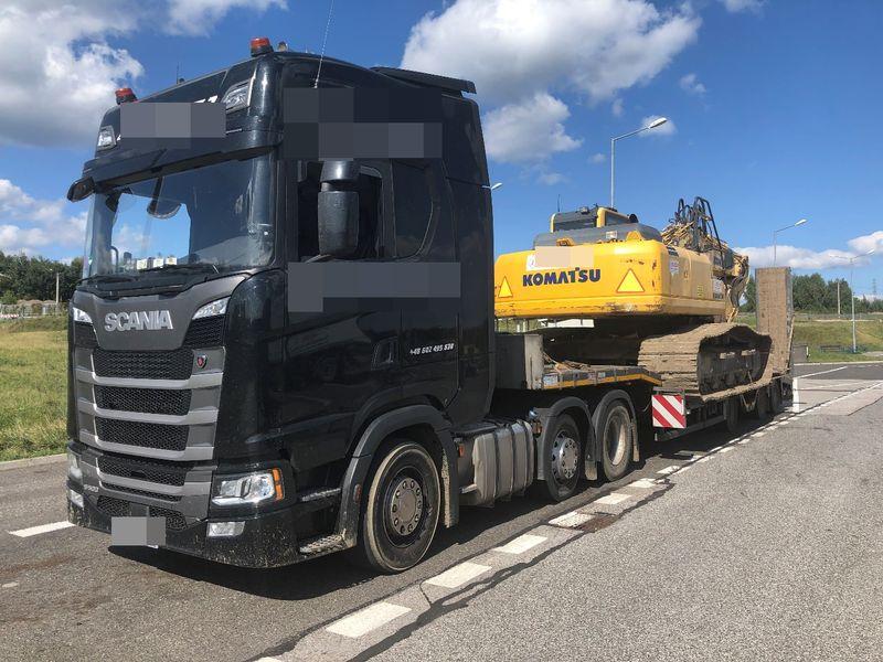 Ciężarówka z koparką na lawecie