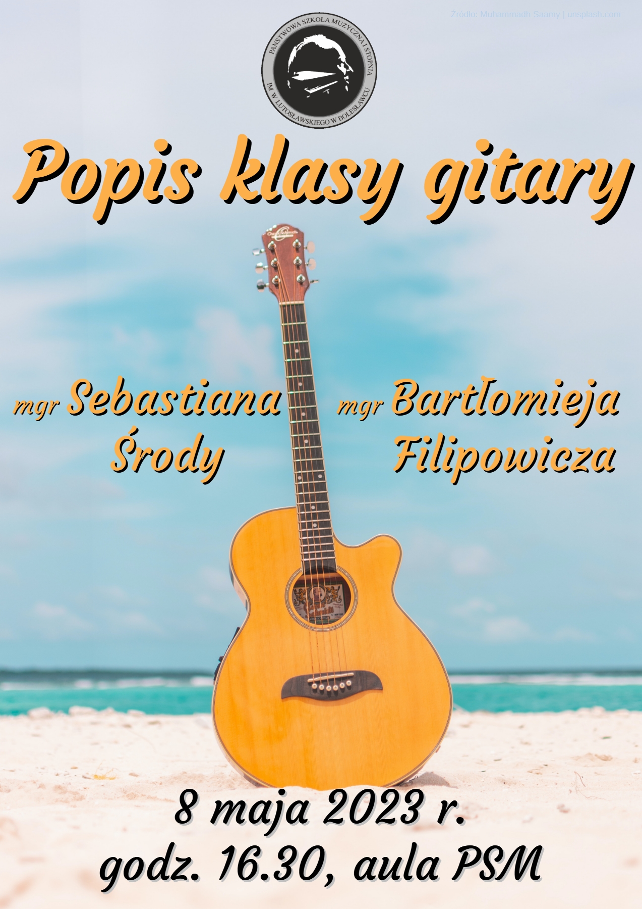 Zdjęcie przestawiające gitarę na plaży z morzem w tle. Na zdjęciu znajdują się napisy: "Popis klasy gitary mgr Sebastiana Środy i mgr Bartłomieja Filipowicza odbędzie się 8 maja 2023 r. o godz. 16.30 w auli PSM".