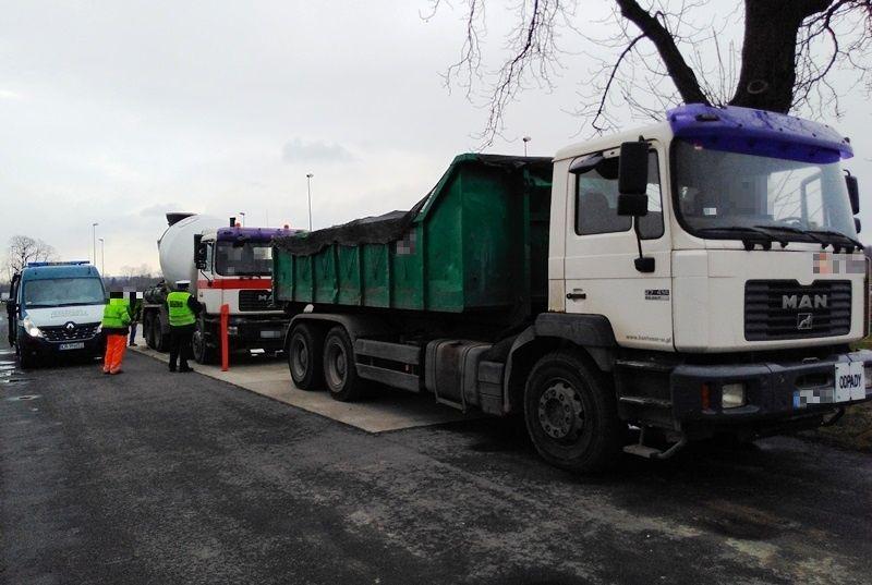 Ciężarówki z gruzem i betonem skierowali na wagę małopolscy inspektorzy ITD. Pojazdy przewoziły za dużo ładunku, a zainstalowane w nich tachografy nie miały ważnej legalizacji.