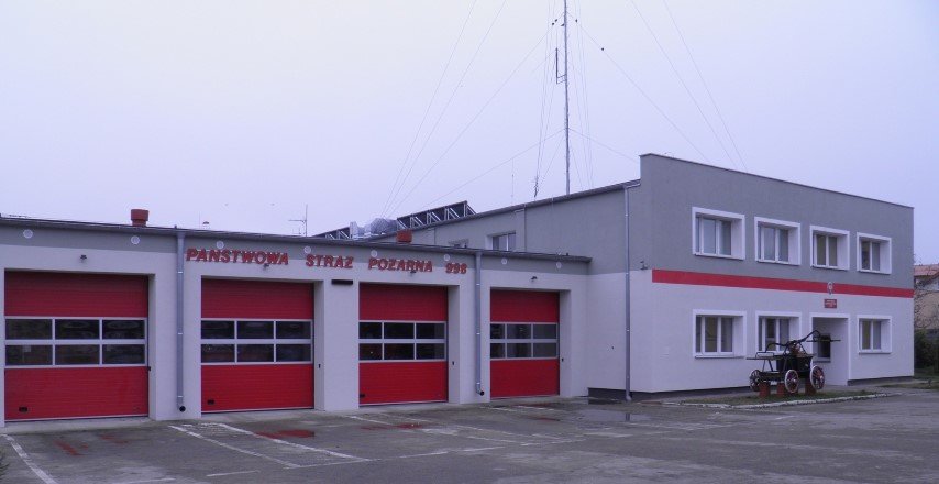 Widok budynku komendy z przodu wraz z garażami podziału bojowego