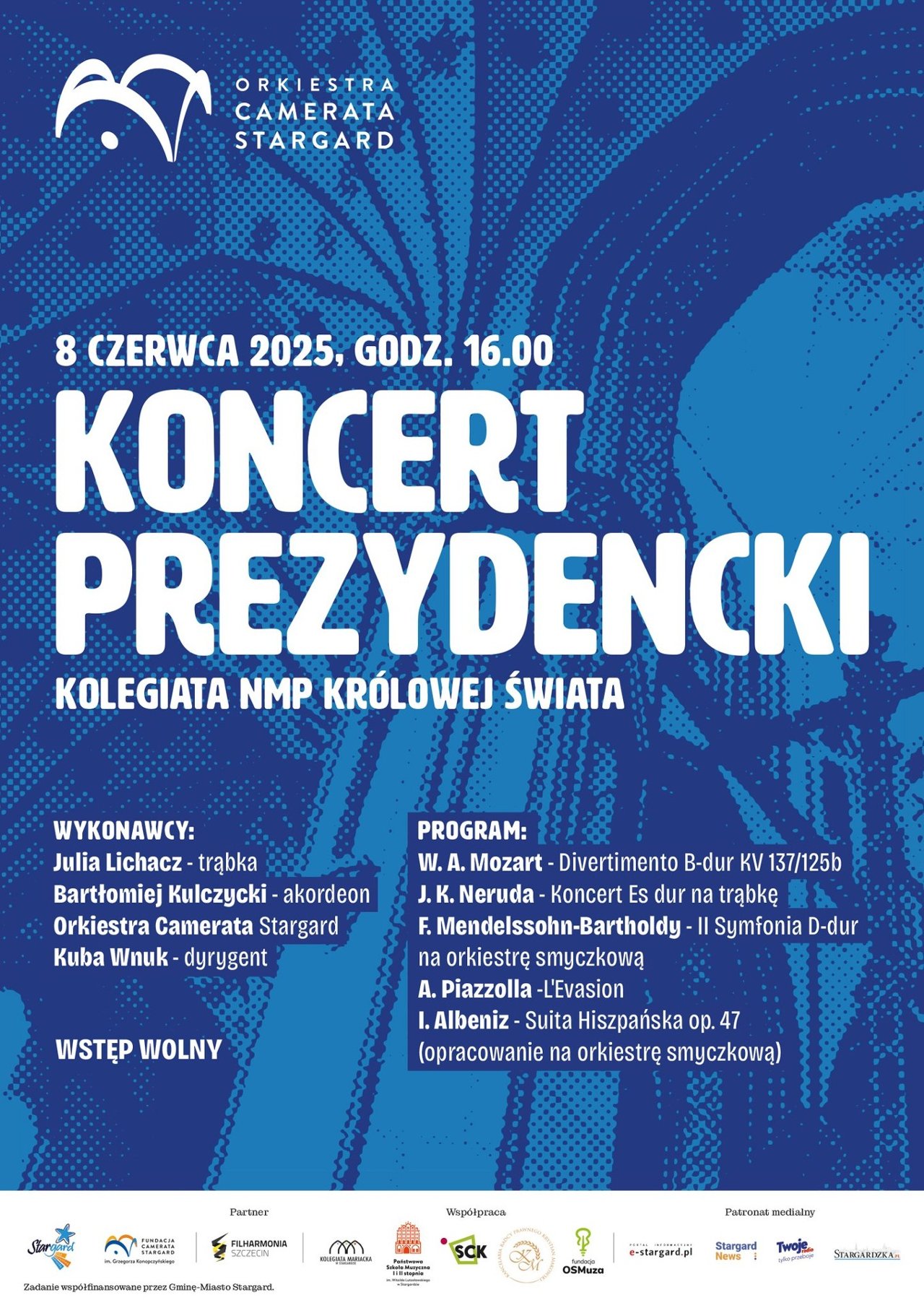 Plakat Koncertu Prezydenckiego w wykonaniu Julii Lichacz i Bartłomieja Kulczyckiego z Orkiestrą Camerata Stargard pod batutą Jakuba Wnuka w dniu 8 czerwca 2025 o godzinie 16.00. Tło plakatu ma kolor niebieski, a w jego tle znajduje się granatowa grafika kolegiaty NMP Królowej Świata w Stargardzie. Napisy informacyjne są w kolorze białym.