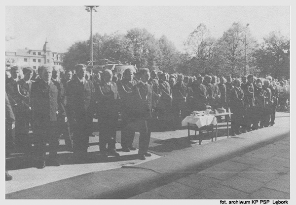 Msza Święta w dniu 6 maja 1990 roku na Placu Pokoju w Lęborku z okazji Dnia Strażaka
